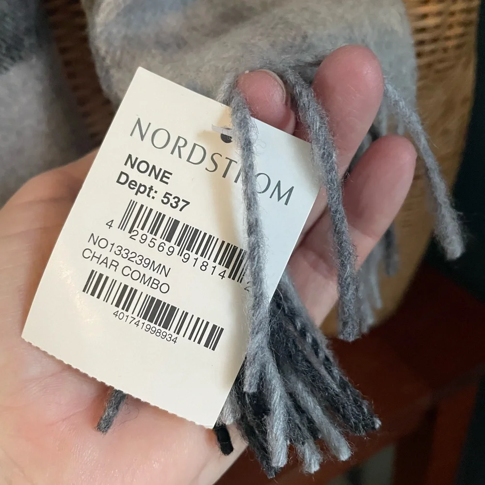 Nordstrom NWT Men’s Shop Wool Plaid Scarf Grey Black & Charcoal. Fringe 12”x78”
